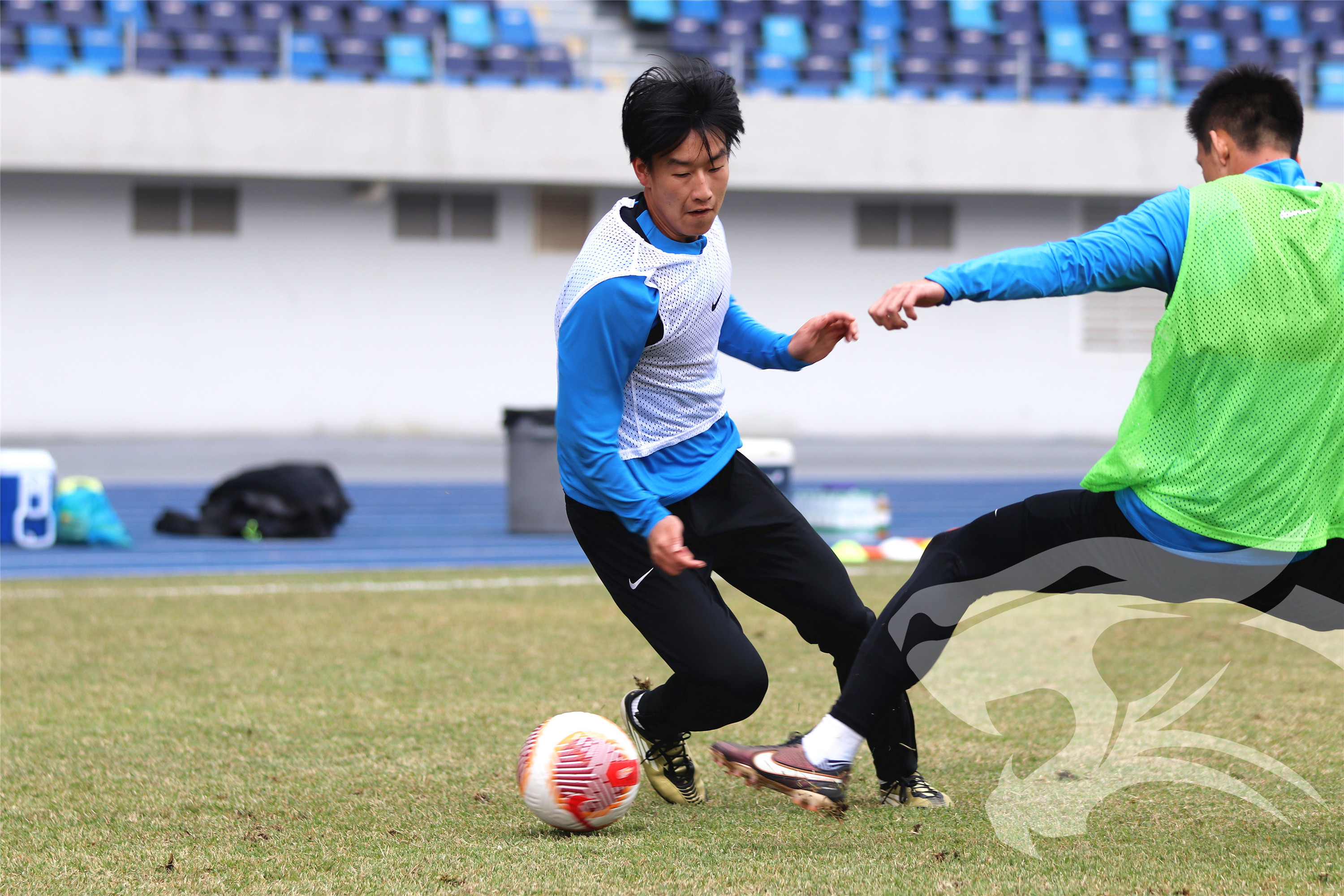 武汉三镇训练开放日，赛后远射贴柱引欢呼，CBA常规赛在即，更衣室氛围转暖